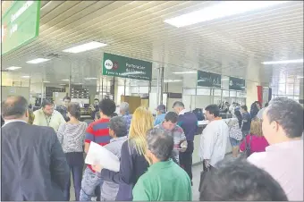  ??  ?? Filas de 10 a 15 personas se formaron ayer en la Dirección de Tránsito asuncena.