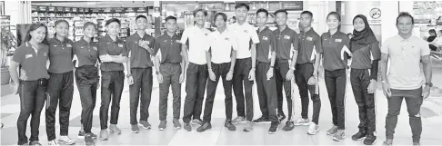  ??  ?? Jane (le ) with athletes Nuranati, Shayna, Aidil, Adam, Anaqi, Ferdinand, Sharizan, Jordanny, Mosses, William, Marboni, Chloe and Nur Nuri on transit in Kuala Lumpur en route to Bangkok, yesterday. Also in the picture is head coach Raynold Peter (right).