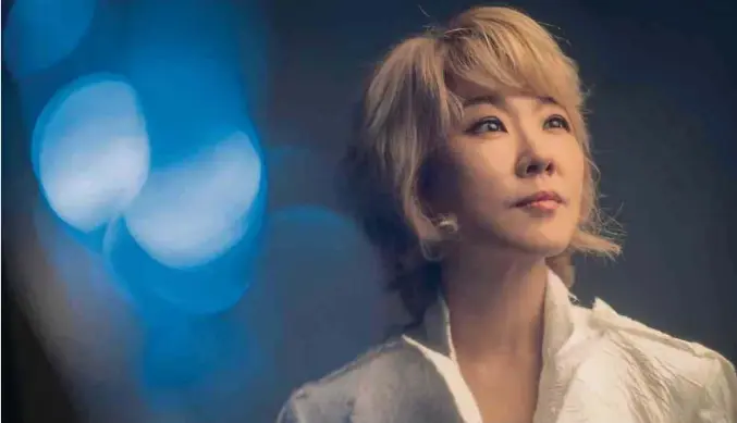 ?? Foto: Seung Yull Nah ?? Youn Sun Nah huldigt in ihrem neuen Album „Elles“ihren Wegbereite­rinnen. Mit allen Frauenstim­men, die sie für ihr das Album zurückbeha­lten hat, assoziiert die Sängerin aus Südkorea eine lebhafte Erinnerung.