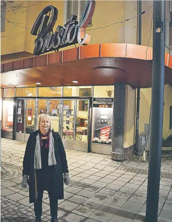  ?? FOTO: JONAS CARLSSON ?? BRISTOL. Eva Janstad utanför teatern kvällstid.