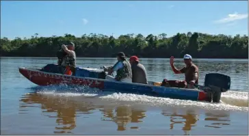  ??  ?? L’équipe de tournage de l’émission Histoires naturelles, qui m’avait suivi sur l’Araguaia, au Brésil. La bonne époque d’une télévision qui représenta­it les pêcheurs.