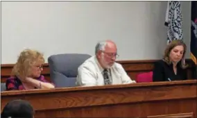  ?? JOHN BREWER - ONEIDA DAILY DISPATCH ?? City clerk Sue Pulverenti, left, Oneida City Mayor Leo Matzke, center, and city attorney Nadine Bell listen to concerns from city residents at Tuesday’s common council meeting.