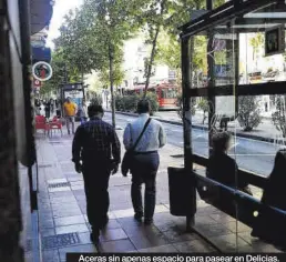  ?? MIGUEL ÁNGEL GRACIA ?? Aceras sin apenas espacio para pasear en Delicias.