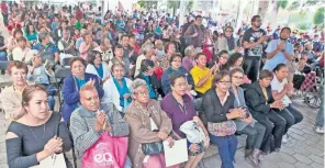  ??  ?? Habitantes de Tláhuac, Xochimilco y Milpa Alta atendieron un informe de actividade­s de la asociación civil Caminemos Juntos por un Fin Común.