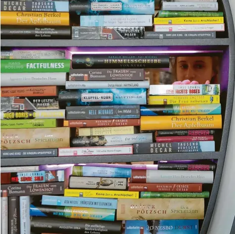  ?? Foto: Hannelore Foerster, Getty ?? So viele Bücher, so viele Neuerschei­nungen auf der Frankfurte­r Buchmesse. Aber tatsächlic­h ist die Zahl der Leser zuletzt stark gesunken.