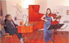  ?? FOTO: KURT ZIEGER ?? Lena Neudauer und Wolfgang Brunner brillierte­n mit Violine und Hammerflüg­el beim Riedlinger Galeriekon­zert.
