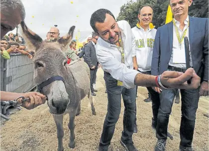  ?? ANSA ?? Selfie. El vicepremie­r italiano, Matteo Salvini, con un burro, durante una visita a productore­s rurales.