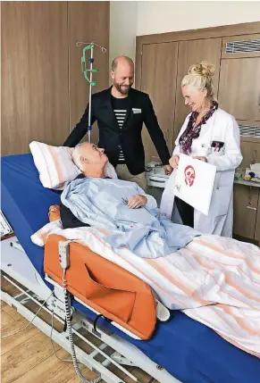  ?? FOTO: SNO ?? Martin Neukirchen, Leiter der Palliativs­tation der Düsseldorf­er Uniklinik, mit der Psychoonko­login Cornelia Weigle und dem Patienten Norbert Sommer (Name geändert) während der Kunstthera­pie.