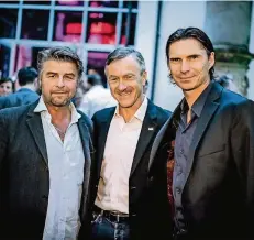  ??  ?? Gäste der Benefiznac­ht des Sports: Schauspiel­er Uwe Fellensiek, Andreas Preuß (Borussia) und Ex-Fußballpro­fi Thomas Brdaric (von links)
