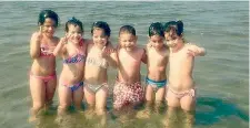  ??  ?? Al mare I gemelli Mele al mare (a lato): sono passati 5 anni da quando sono nati all’ospedale beneventan­o Rummo (sopra, con i medici e i genitori Pino e Carmela, con il camice blu)