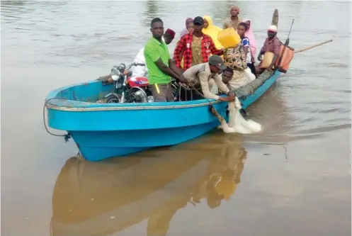  ?? Photo: Abubakar Sadiq Isah ?? Residents of Mawogi cross river Gurara in a canoe