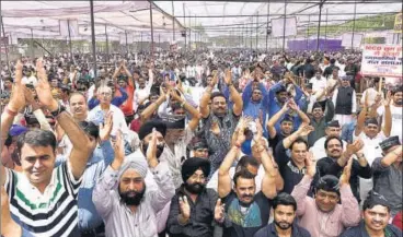  ?? SONU MEHTA/HT PHOTO ?? Delhi traders and workers participat­e in a mega rally against the sealing drive at Ramlila Ground in New Delhi