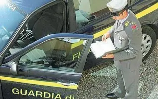  ??  ?? Le indagini La guardia di finanza indaga su alcuni presunti appalti truccati nel Comune di Pinzolo. Nei guai anche i vertici di Apt