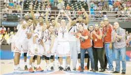  ??  ?? Carlos Arroyo y los Leones de Ponce celebran el tercer lugar.