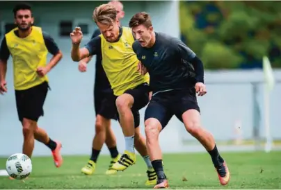  ?? FOTO: PONTUS LUNDAHL/TT/NTB ?? DUELL: Adnan Maric (til høyre) i duell med Jacob Une Larsson på trening under OL i Rio i 2016.