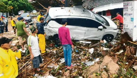  ?? Foto: dpa ?? Die Tsunamiwel­le war von ungeheurer Kraft. Sie schleudert­e unter anderem Autos in Häuser.