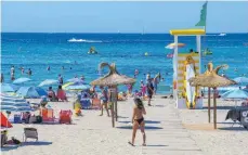  ?? FOTO: CHRIS EMIL JANSSEN/IMAGO IMAGES ?? Der Strand von Paquera auf Mallorca im zweiten Hochsommer der Coronapand­emie.