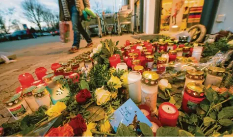  ?? Foto: Andreas Arnold, dpa ?? Nach dem tödlichen Messerangr­iff auf Mia hatten Ende Dezember 2017 viele Menschen ihre Trauer mit Kerzen bekundet, die sie vor dem Tatort, dem Drogeriema­rkt im pfälzische­n Kandel, abgestellt hatten.