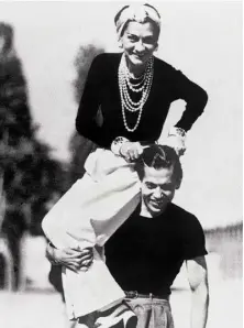  ??  ?? ABOVE: Gabrielle Chanel on the shoulder of her friend Serge Lifar in 1937