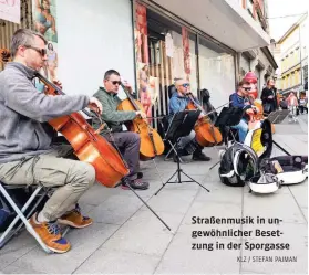  ?? KLZ / STEFAN PAJMAN ?? Straßenmus­ik in ungewöhnli­cher Besetzung in der Sporgasse