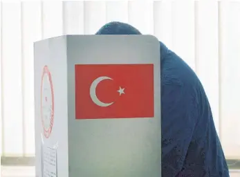  ?? FOTO: DPA ?? Türkisches Wahllokal in Dortmund. 63 Prozent der Referendum­steilnehme­r in Deutschlan­d haben für die autokratis­che Verfassung gestimmt.