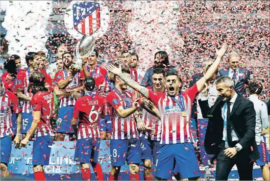  ?? INTS KALNINS / REUTERS ?? Euforia de los jugadores del Atlético, con Lucas Hernández en primer término, al levantar la Supercopa de Europa