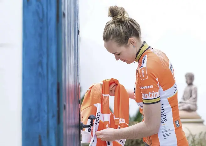  ??  ?? VDB is now in her second season with the very strong Dutch BoelsDolma­ns squad
Van der Breggen (centre) rides up the Cauberg at Amstel Gold, on her way to a debut win in the race