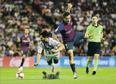  ?? SERGIO PEREZ / REUTERS ?? El césped del estadio Zorrilla se levantaba continuame­nte