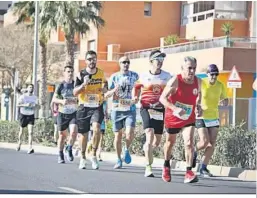  ?? . ?? Los corredores preparados para tomar la salida de la prueba.