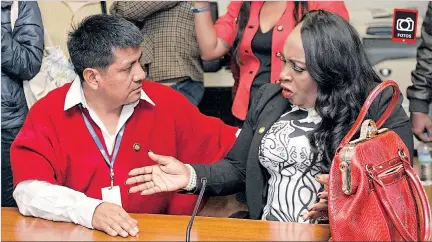  ?? ÁNGELO CHAMBA / EXPRESO ?? Participac­ión. Luis Pachala, de CREO-SUMA, consuela a Mayra Montaño, del PSC-MG, que no quería estar en la Comisión de Participac­ión.