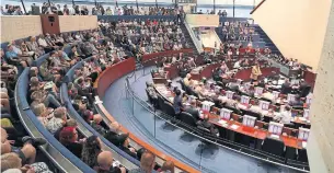  ?? RENÉ JOHNSTON/TORONTO STAR ?? Hundreds of residents fill the chambers at Toronto City Hall on Monday as councillor­s debate whether to challenge Bill 5, provincial legislatio­n that cut the number of councillor­s to 25 from 47.
