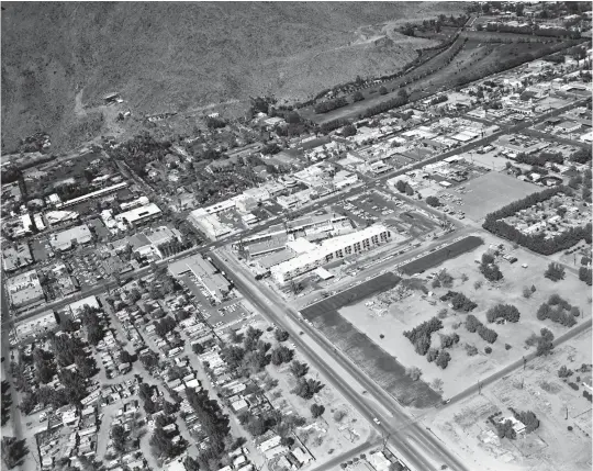  ?? PALM SPRINGS LIFE/PHOTOS PROVIDED BY THE PALM SPRINGS HISTORICAL SOCIETY ?? Aerial of section 14’s first post-cleanup developmen­t of the Spa Hotel circa 1962.