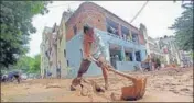  ?? RAVI KUMAR/HT ?? ■
Workers clearing mud accumulate­d on a street in Chandigarh’s Khuda Lahora locality on Monday. It was also flooded on Sunday. Residents claimed the authoritie­s had issued no alert.