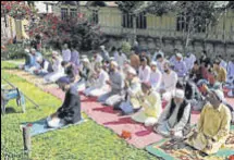  ?? WASEEM ANDRABI/HT PHOTO ?? People offer namaz to celebrate Eid in the garden near Dal Lake in Srinagar on Sunday.