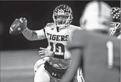  ?? [JOHN HULKENBERG/THISWEEK NEWSPAPERS] ?? Pickeringt­on Central quarterbac­k Demeatric Crenshaw, a sophomore, has rushed for 1,218 yards and 18 touchdowns and thrown for 1,500 yards and 13 TDs.