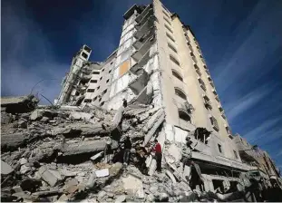  ?? Yasser Qudih/xinhua ?? Moradores vasculham escombros de prédio bombardead­o por Israel em Rafah