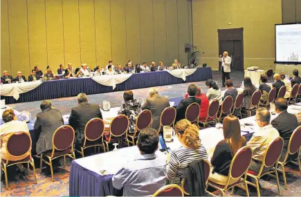 ??  ?? A trabajar. El Consejo Nacional de Educación conoció ayer los últimos dos desafíos del Plan El Salvador Educado.