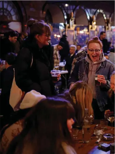  ??  ?? Mandag genåbnede pubberne i Storbritan­nien for udendørsse­rvering, og det blev fejret som her i Soho i London. Foto: AFP/Tolga Akmen
