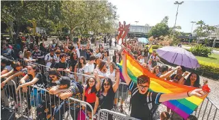  ?? AFP ?? Fãs esperam na fila para pegar um dos 14 mil livros distribuíd­os pelo youtuber Felipe Neto na Bienal