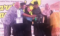  ??  ?? Abdul Karim (second right) leads the launch gimmick for Sarawakian­a Carnival 2019.