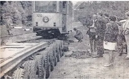  ?? FOTO: BM-ARCHIV ?? Auf einen Tieflader wurden die beiden historisch­en Straßenbah­nwagen in Remscheid verladen und dann nach Hückeswage­n gebracht.