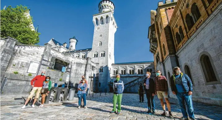  ?? Fotos: Benedikt Siegert, Ralf Lienert ?? Mundschutz und die magische Grenze von 1,5 Metern Abstand: Auf Schloss Neuschwans­tein werden die Corona-Vorgaben streng kontrollie­rt. Statt 58 nehmen jetzt maximal zehn Besucher an den Führungen teil.