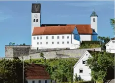  ??  ?? Die Pfarrkirch­e St. Ottilia und der Pfarrhof in Diemantste­in auf dem ehemaligen Burgfelsen.