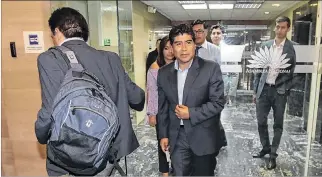  ?? HAMILTON LÓPEZ / EXPRESO ?? Salida. El asambleíst­a Jorge Yunda (AP) dejó ayer la Asamblea para ser candidato a la Alcaldía de Quito