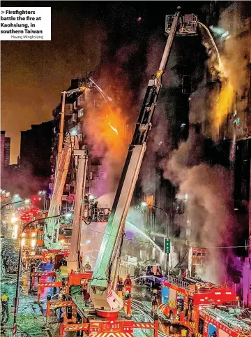  ?? Huang Minghsiung ?? Firefighte­rs battle the fire at Kaohsiung, in southern Taiwan