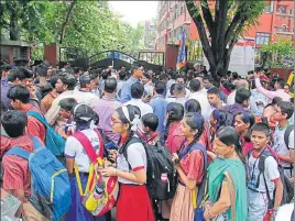  ?? PRAMOD THAKUR/HT ?? MNS workers protest outside Ryan Internatio­nal School in Kandivali, Mumbai, over lapses in security.