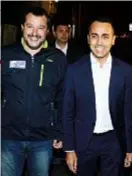  ??  ?? Matteo Salvini, 45, con Luigi Di Maio, 32. Entrambi vicepremie­r, il leghista è ministro dell’Interno, il pentastell­ato ministro del Lavoro e dello Sviluppo economico.