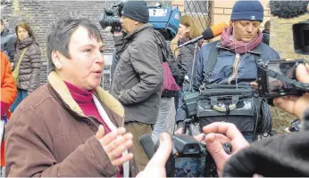  ?? FOTO: DPA ?? Barbara ( links) war eine der ersten Obdachlose­n, die sich am Petersplat­z gratis die Haare haben schneiden lassen.