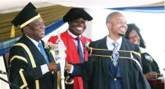  ?? ?? President Mnangagwa congratula­tes Ivan Tadiwanash­e Chuma