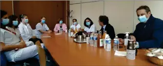  ??  ?? Discussion­s entre certaines femmes de l’hôpital et le préfet (et tout à droite le directeur du CHP)